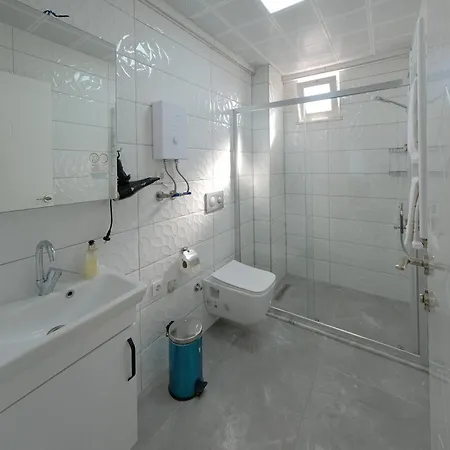 The & Airport 10 Km מלון