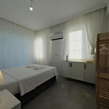 The & Airport 10 Km *