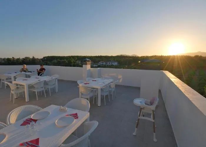 The & Airport 10 Km *