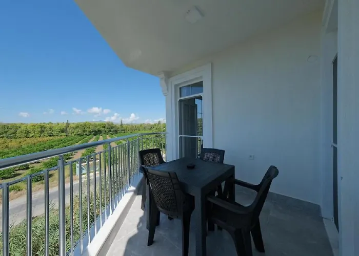 The & Airport 10 Km דלמן