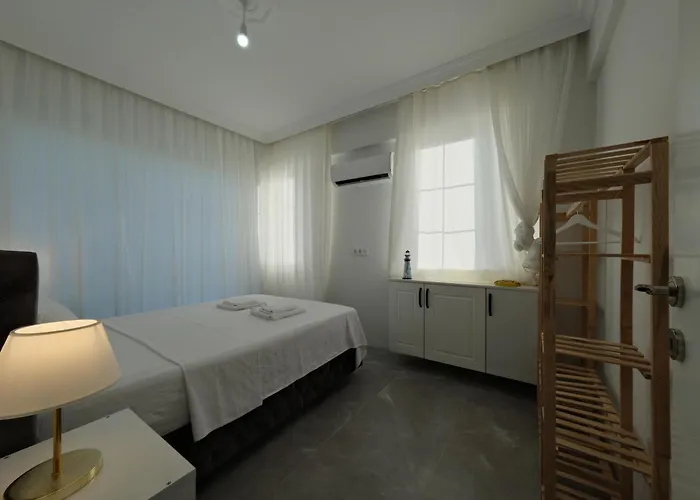 The & Airport 10 Km *