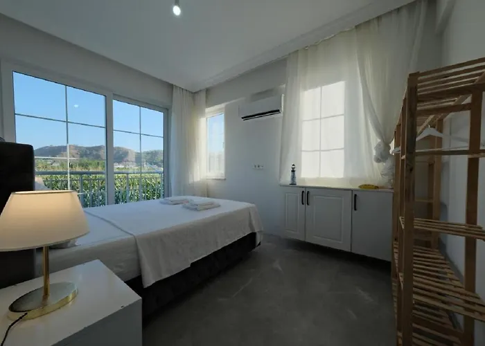 The & Airport 10 Km מלון *