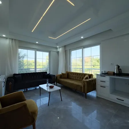 The & Airport 10 Km *